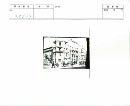 繁华街景多层建筑人群活动.jpg