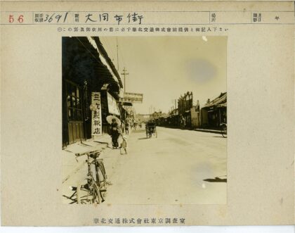 繁华街景自行车与人流.jpg