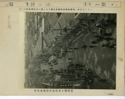 繁华街景行人建筑标志.jpg