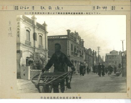 繁华街景行人推车建筑广告.jpg