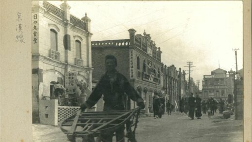 繁华街景行人推车建筑广告.jpg