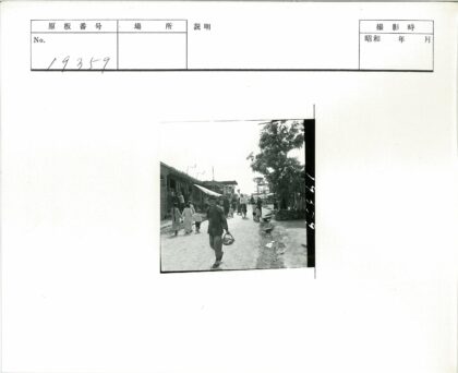繁华街景行人自行车商铺树木.jpg