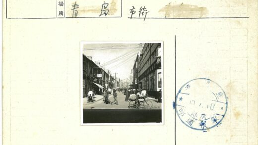 繁华街景行人骑车高楼山脉.jpg