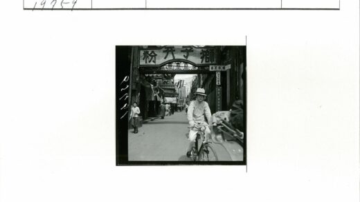 繁华街景骑自行车人群与汉字招牌.jpg