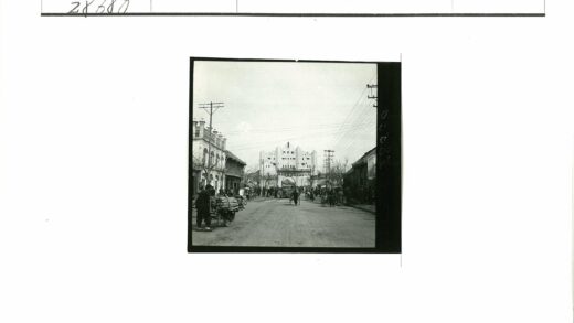 繁华街道与大型城门历史景象.jpg