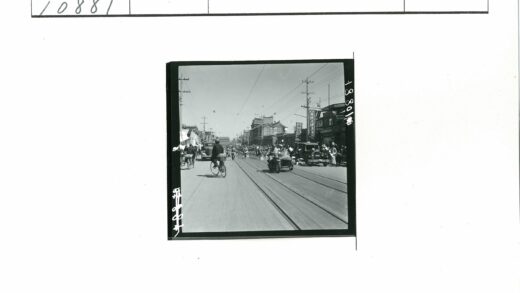 繁华街道交通与建筑景观.jpg