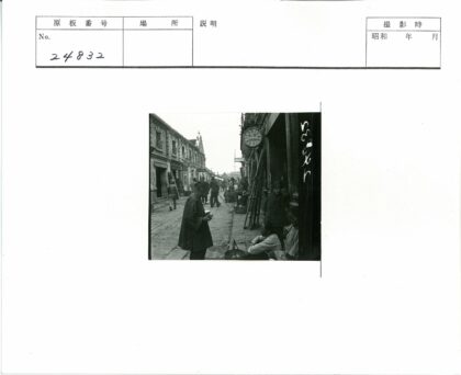 繁华街道时钟建筑街景.jpg