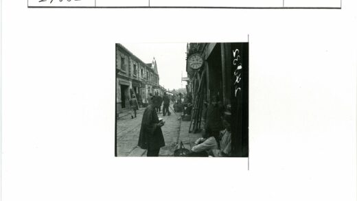 繁华街道时钟建筑街景.jpg