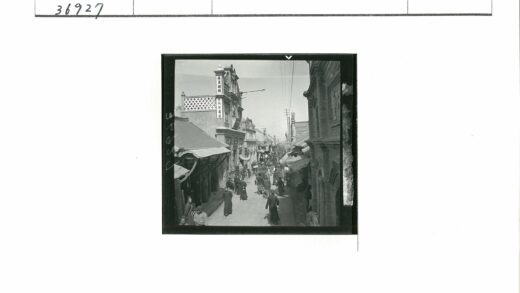繁华街道行人商店高楼标志电线晴空.jpg