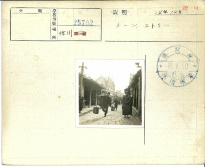 繁华街道行人手提木箱场景.jpg