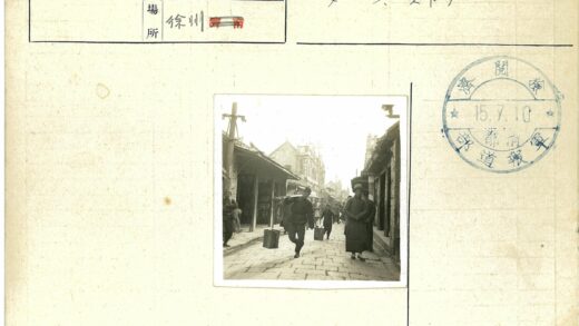 繁华街道行人手提木箱场景.jpg
