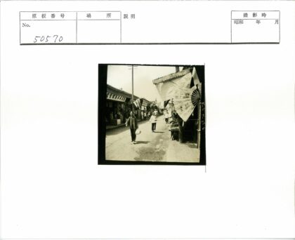 繁华街道行人散步商店遮阳伞.jpg
