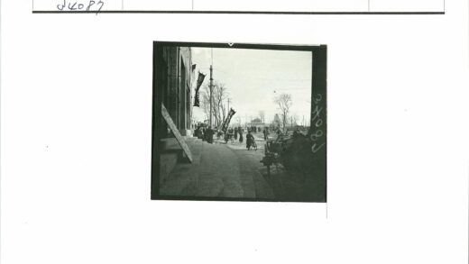 繁华街道行人自行车与旗帜景观.jpg