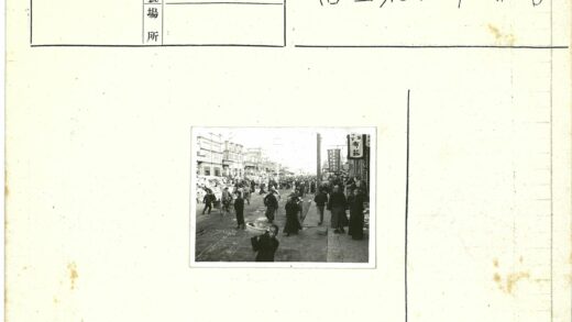 繁华街道行人自行车小贩景象.jpg