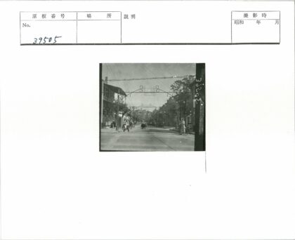 繁华街道行人自行车建筑景观.jpg