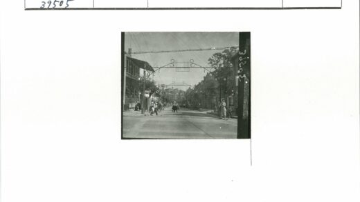 繁华街道行人自行车建筑景观.jpg