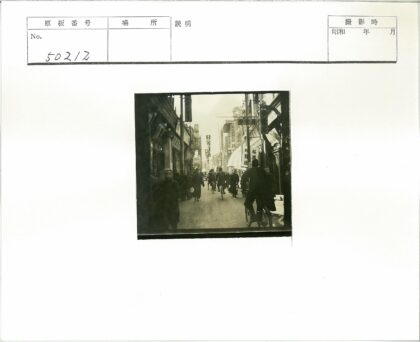 繁华街道行人自行车景象.jpg