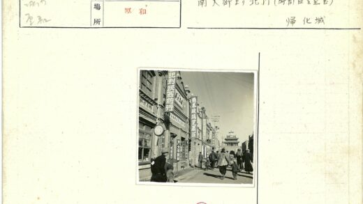 繁华街道钟楼传统大门景.jpg