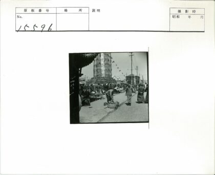 繁华露天市场与高塔街景.jpg