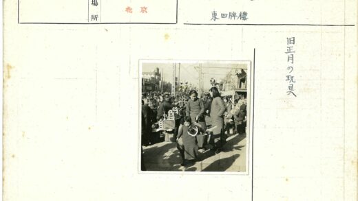 繁华露天市场人群互动场景.jpg