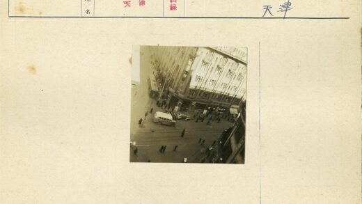 繁忙十字路口鸟瞰图.jpg