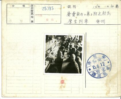 繁忙室内柜台人群互动场景.jpg