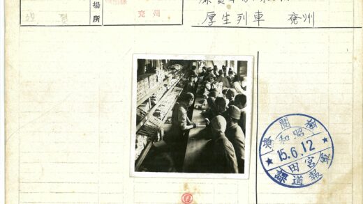繁忙室内柜台人群互动场景.jpg