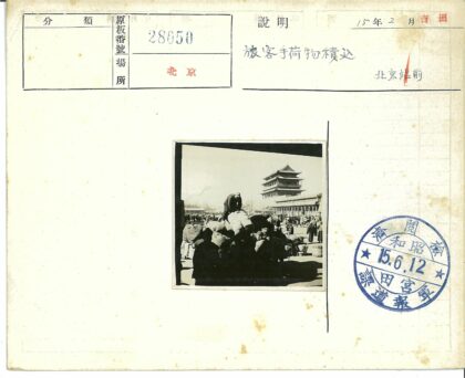 繁忙市场堆放大麻袋传统建筑背景.jpg