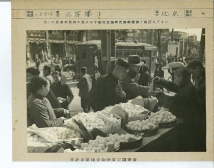 繁忙市场白色圆碗交易街景.jpg