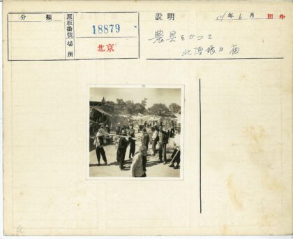 繁忙户外市场人潮互动场景.jpg
