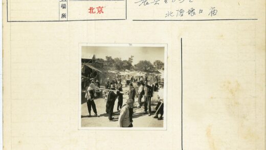 繁忙户外市场人潮互动场景.jpg