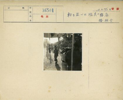 繁忙户外市场人群与骑自行车者.jpg