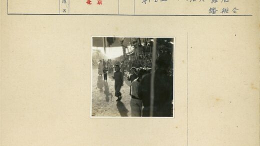 繁忙户外市场人群与骑自行车者.jpg