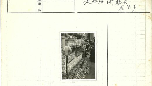 繁忙户外市场摊位展示.jpg