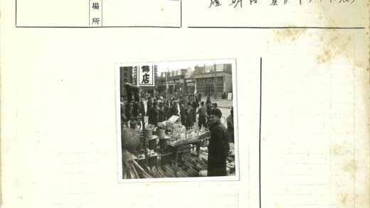 繁忙户外市场检查物品场景.jpg