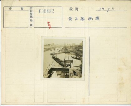 繁忙水路船只与河岸景观.jpg