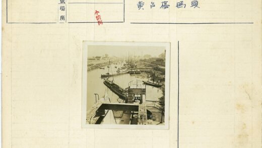 繁忙水路船只与河岸景观.jpg