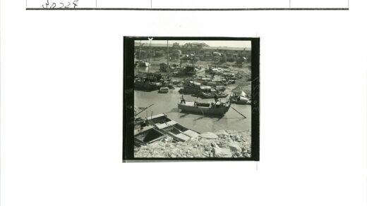 繁忙河流船只停泊与城市建筑.jpg
