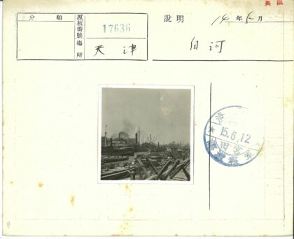 繁忙港口码头船只与工业景象.jpg