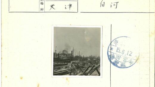 繁忙港口码头船只与工业景象.jpg