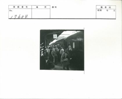 繁忙火车站人群登车数字7站台.jpg