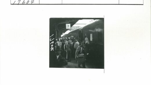 繁忙火车站人群登车数字7站台.jpg