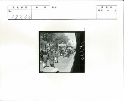 繁忙的清华火车站站台人群.jpg