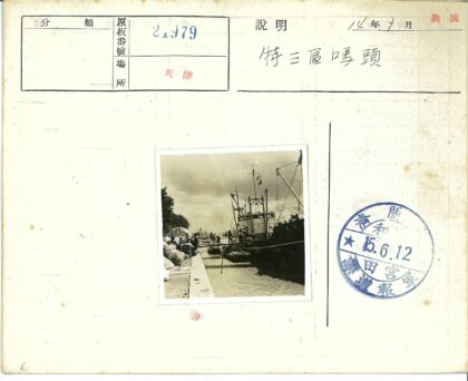 繁忙码头工作场景与大型船只.jpg