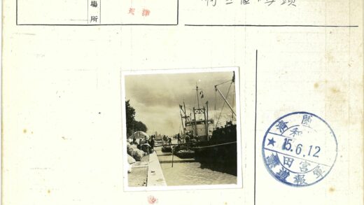 繁忙码头工作场景与大型船只.jpg