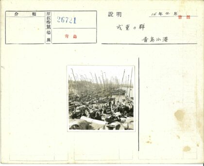 繁忙码头船只装卸货物场景.jpg