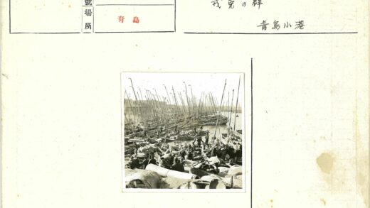 繁忙码头船只装卸货物场景.jpg