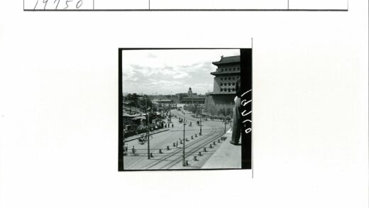繁忙街景与有轨电车.jpg