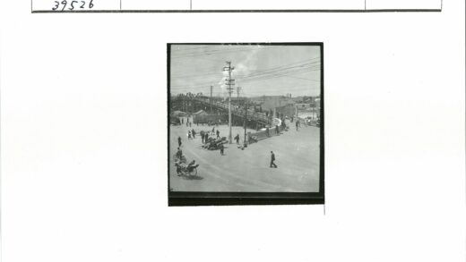 繁忙街景与陡峭桥.jpg