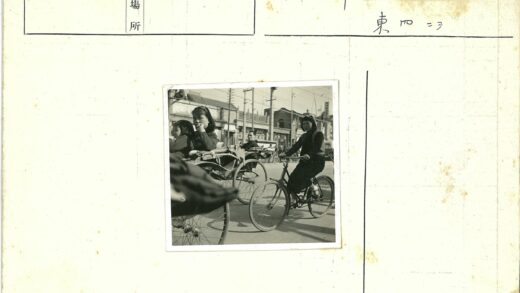 繁忙街道上的自行车与人力车.jpg